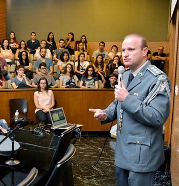 Capitão PM Rodrigo Garcia Vilardi provere palestra na USP