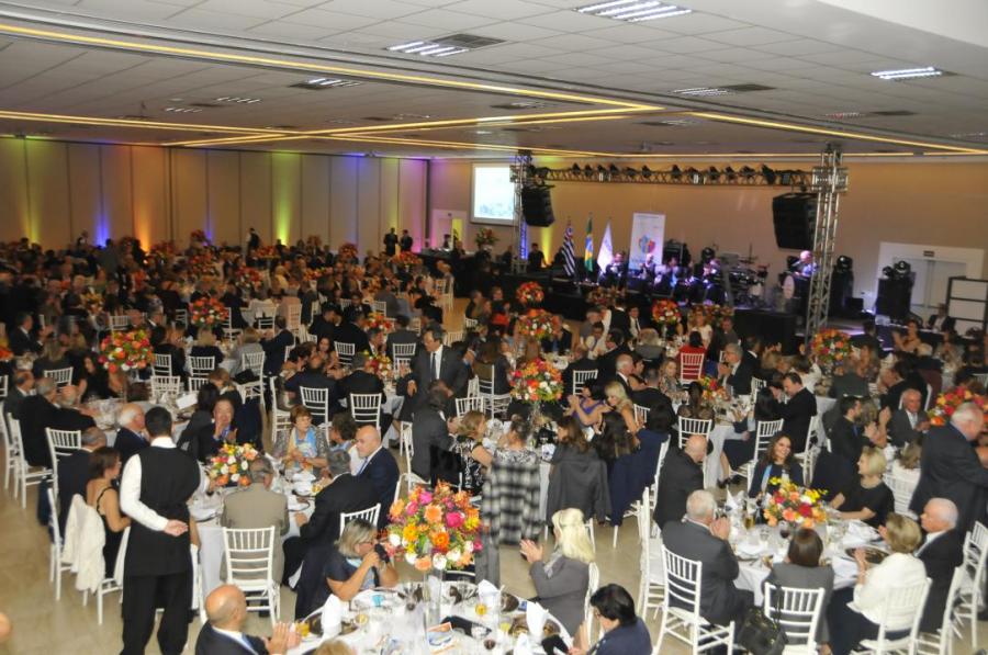 Noite de muitas emoções marca a posse do governador Dante Amato no Distrito 4430 de Rotary