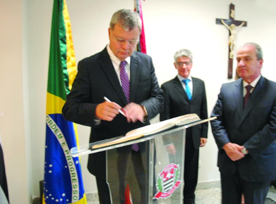 Paulo Bicudo toma posse como novo delegado-geral da Polícia Civil