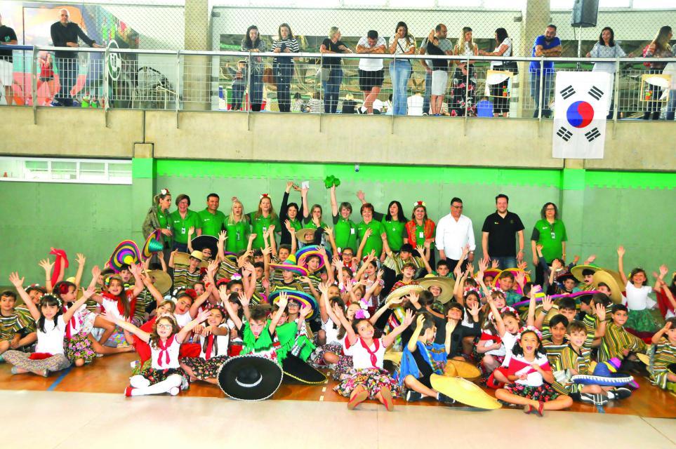 21ª Festa das Nações contagia professores, pais e alunos no Colégio Imperatriz Leopolina (CIL)
