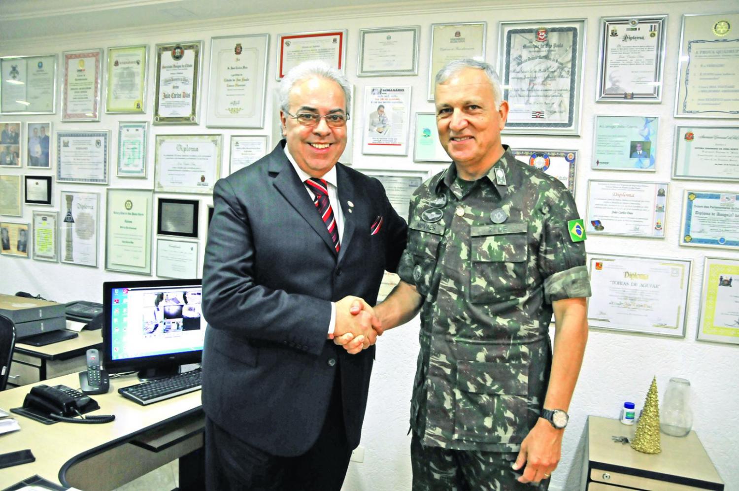 Jornal Semanário da Zona Norte recebe visita do general de divisão André Luís Novaes Miranda