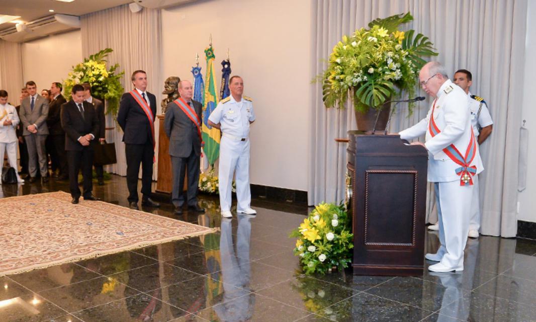 Ministro da Defesa recebe a Ordem do Mérito Naval no grau Grã-Cruz