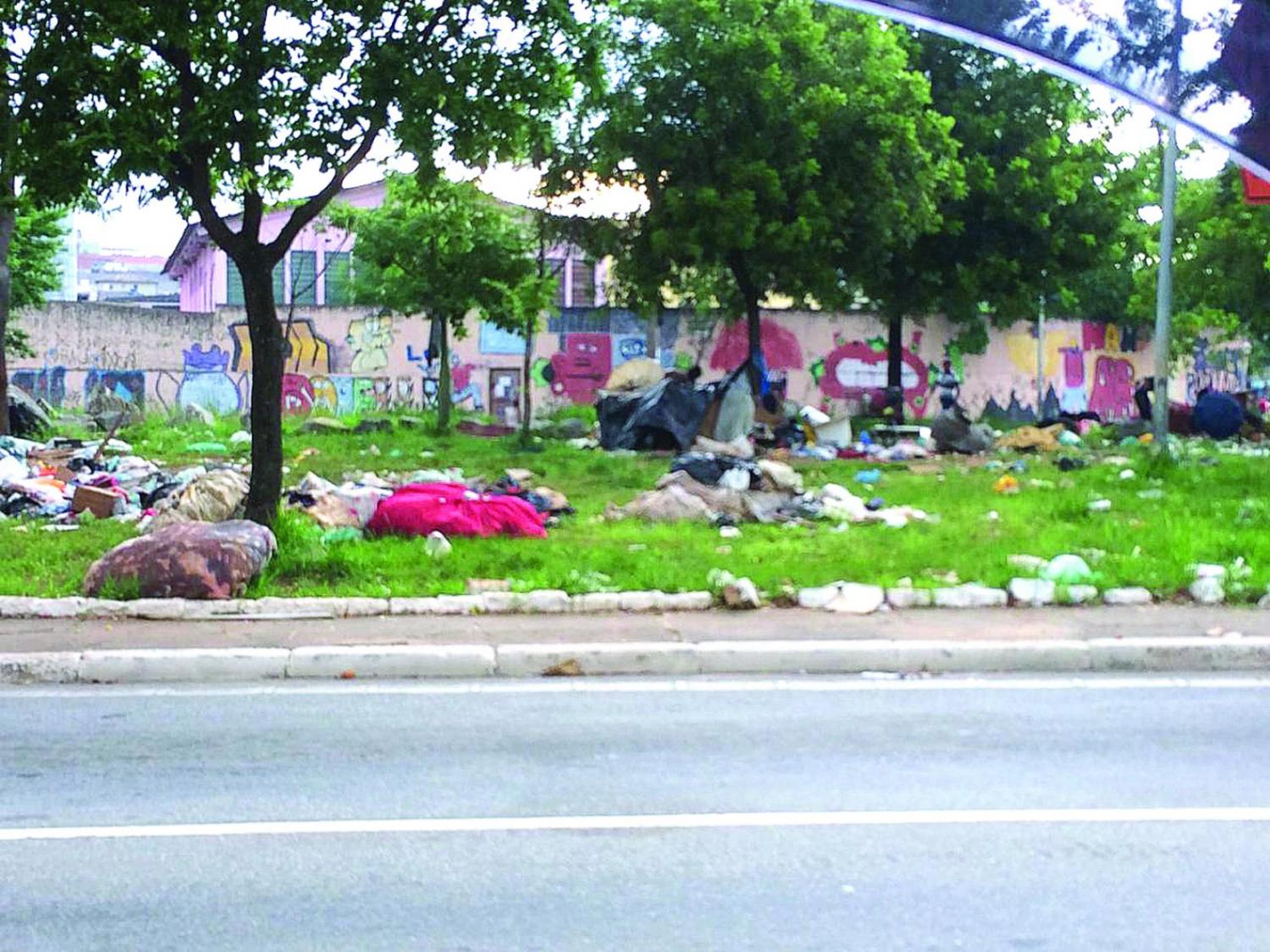 BOCA NA CORNETA - Lixo a céu aberto toma conta de importante via na Zona Norte