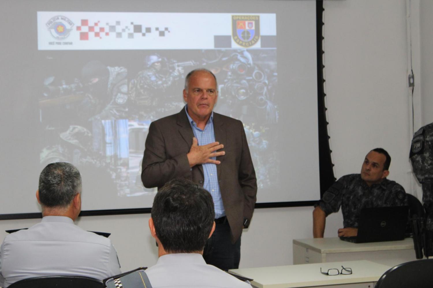 Secretário da Segurança visita unidades especializadas da Polícia Militar