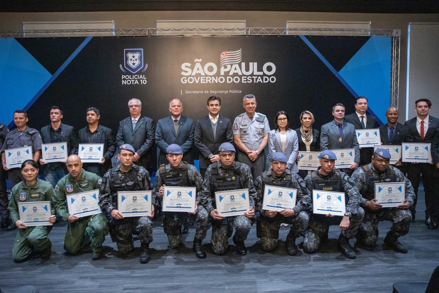 Estado homenageia os policiais nota 10 do mês