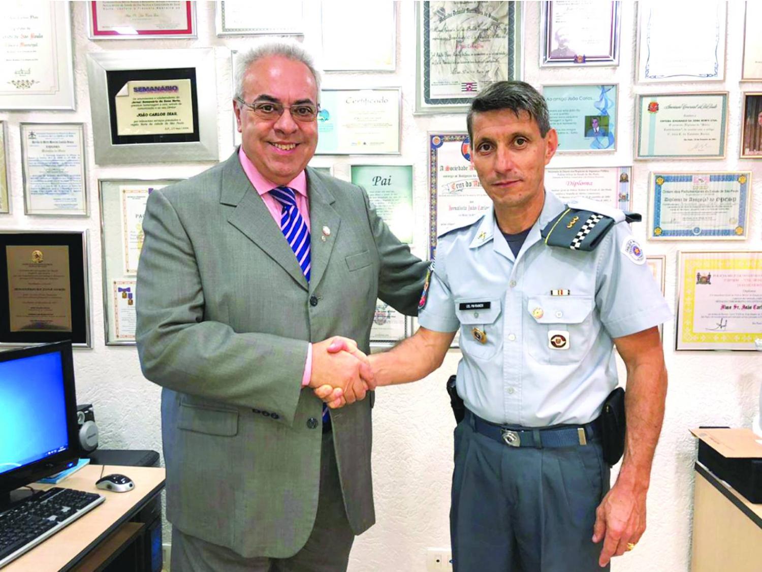 Comandante do Comando de Policiamento da Capital visita a sede do jornal Semanário da  Zona Norte
