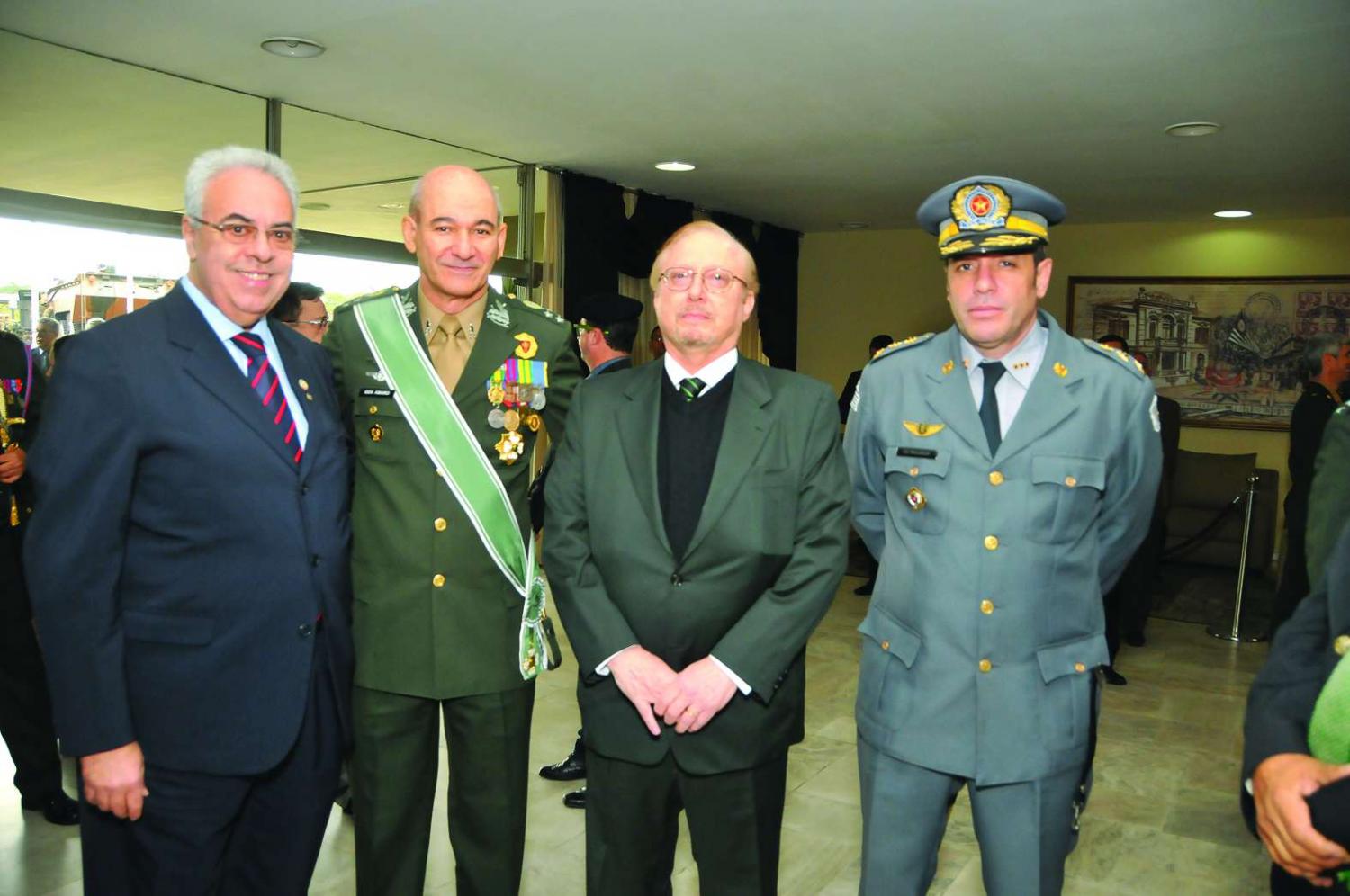 Diretor do jornal Semanário da Zona Norte recebe homenagem no Dia do Soldado