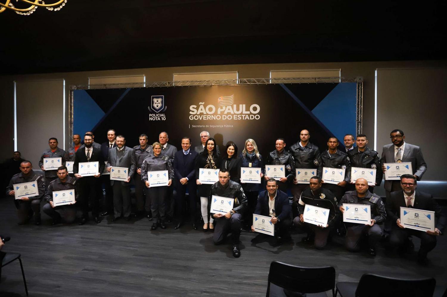 Estado homenageia os policiais nota 10 do mês
