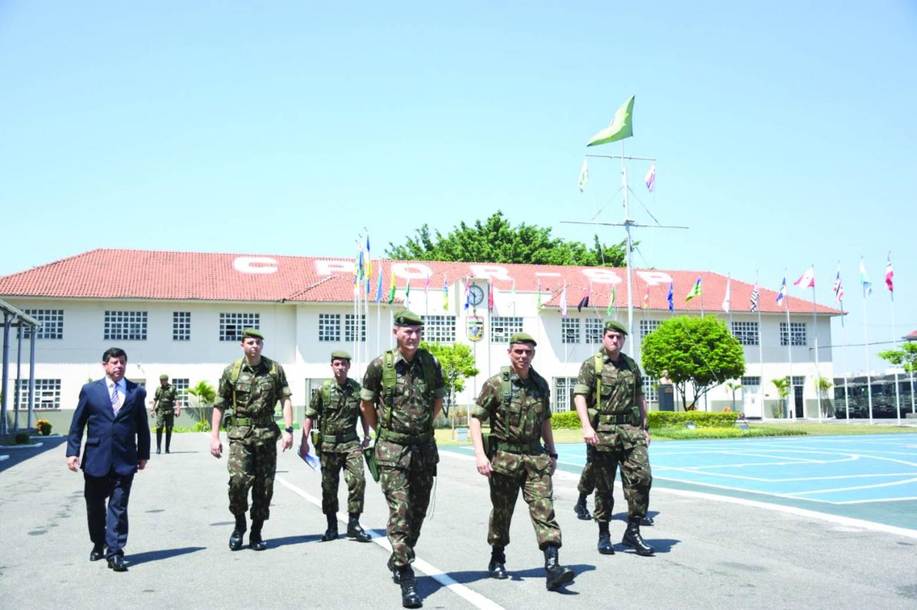 Centro Solar dos Andradas recebe comandante militar do Sudeste em visita oficial
