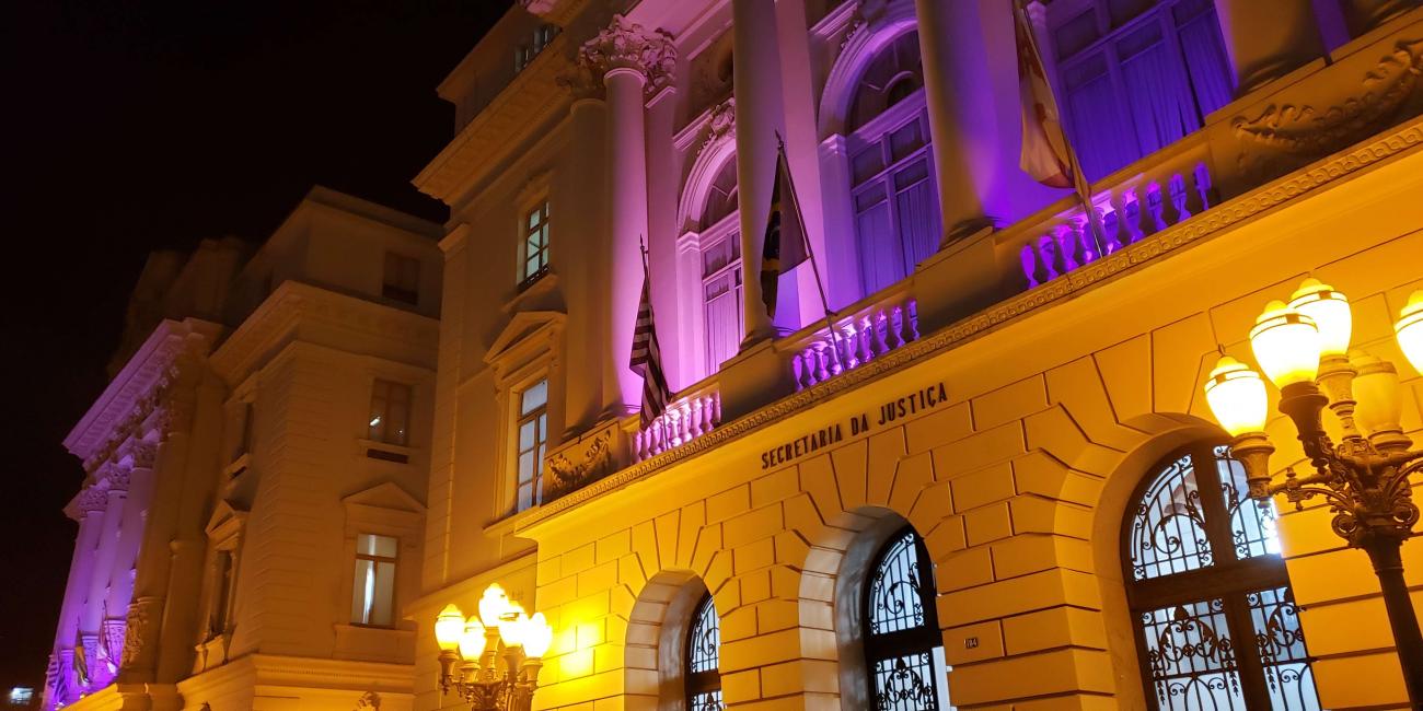 Secretaria da Justiça realiza revoada de balões em homenagem ao Outubro Rosa
