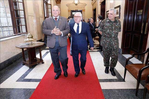 TJSP entrega 17 fuzis para Forças de Segurança e um para o Exército