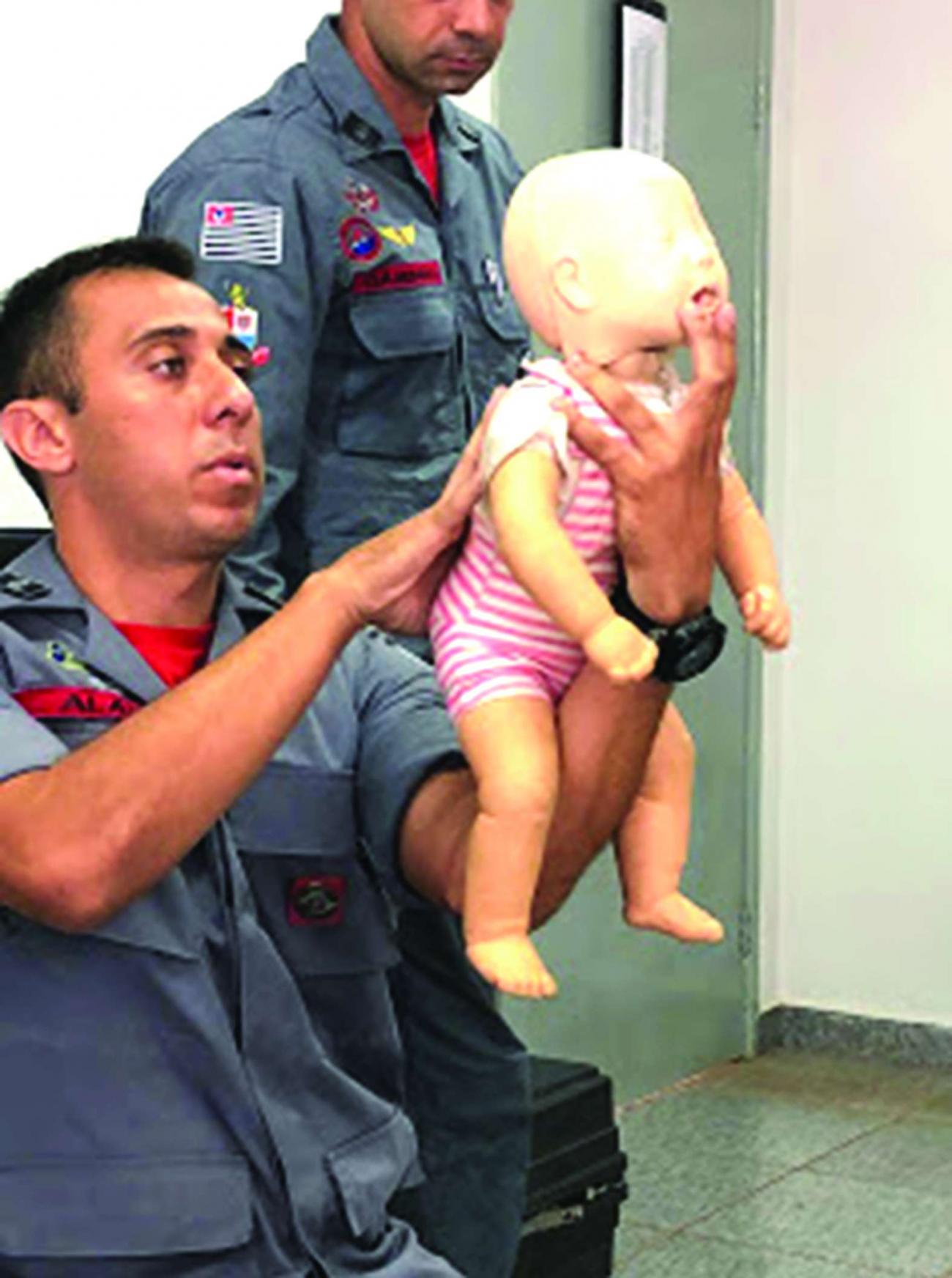 Policiais Militares se capacitam para atenderem emergências com engasgamento