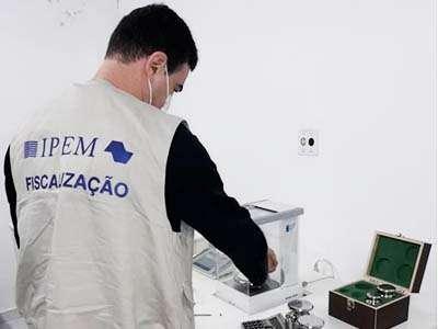 Ipem-SP realiza verificação inicial de pesos padrão para indústria e oficinas de manutenção de balanças