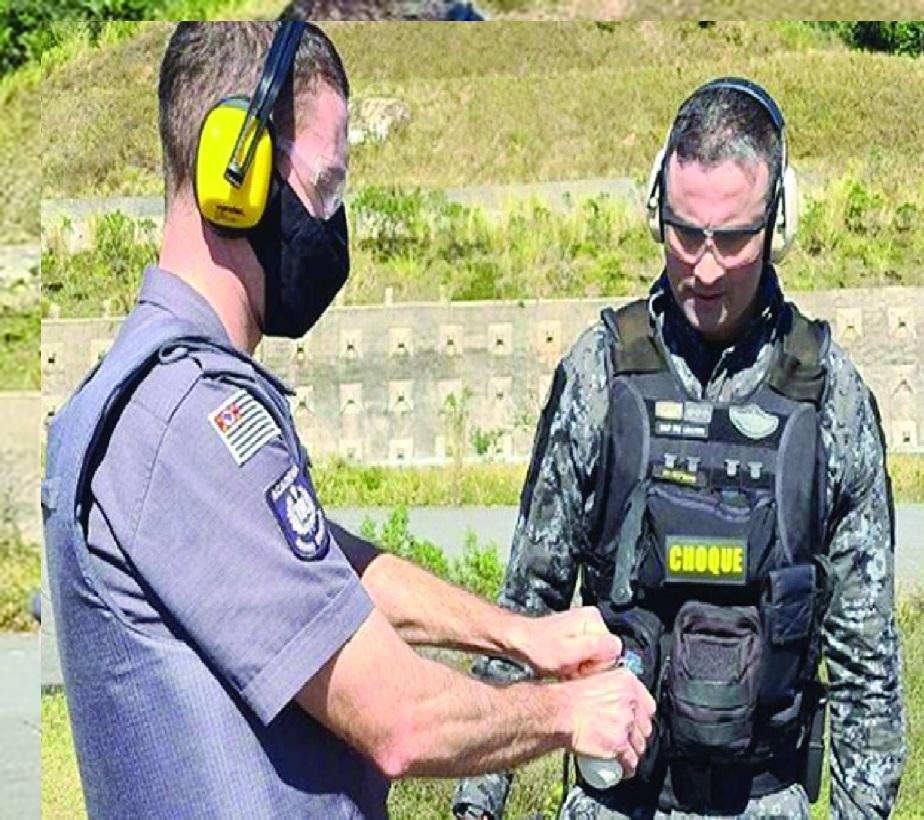 A Academia do Barro Branco qualifica oficiais com o tema Tirando o pino da granada!