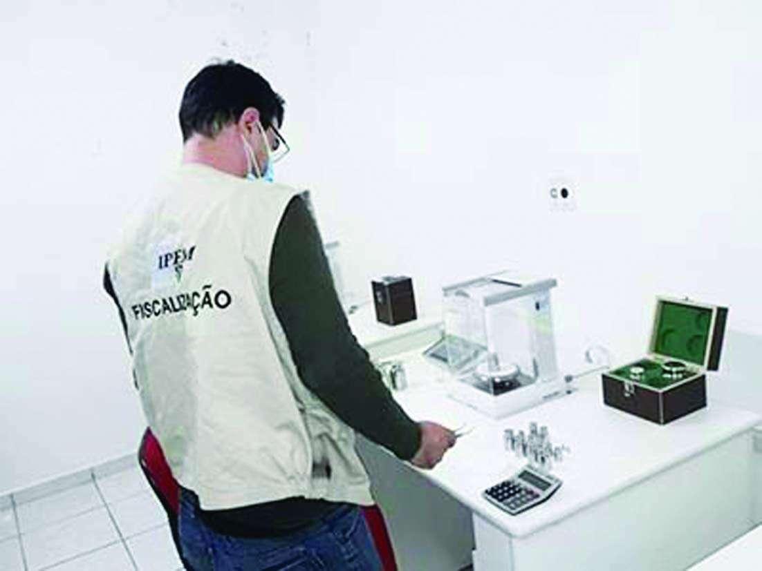 Ipem-SP verifica pesos padrão para indústria e oficinas de manutenção de balanças na Zona Norte da Capital