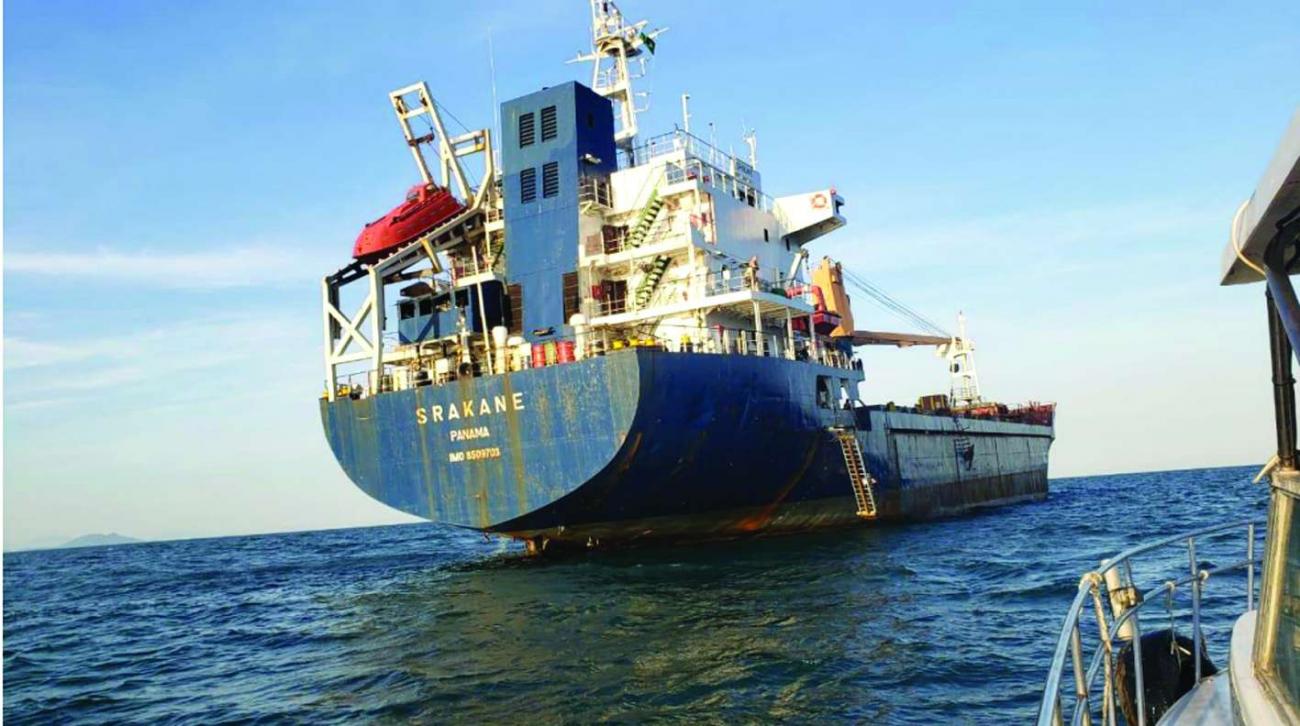 Trabalhadores estrangeiros que estavam há meses sem receber salários e enfrentando privações em navio no litoral de SP