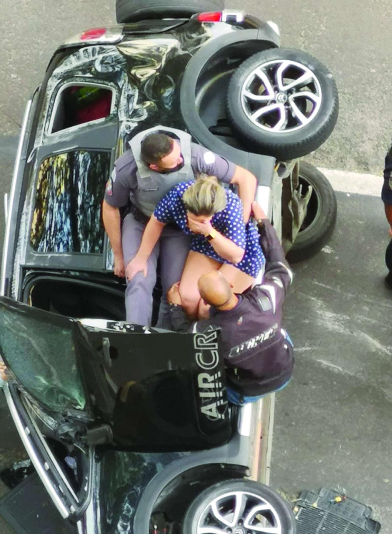 Dois veículos se envolvem em acidente de trânsito na Avenida Duque de Caxias