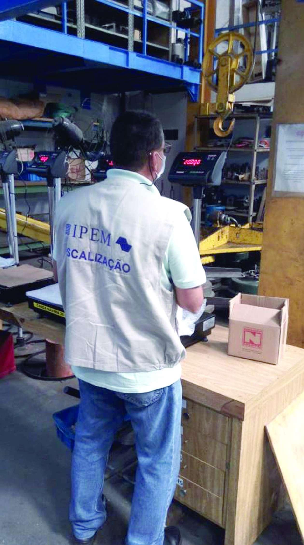 Na Zona Norte da Capital, Ipem-SP verifica balanças no fabricante na Vila Guilherme
