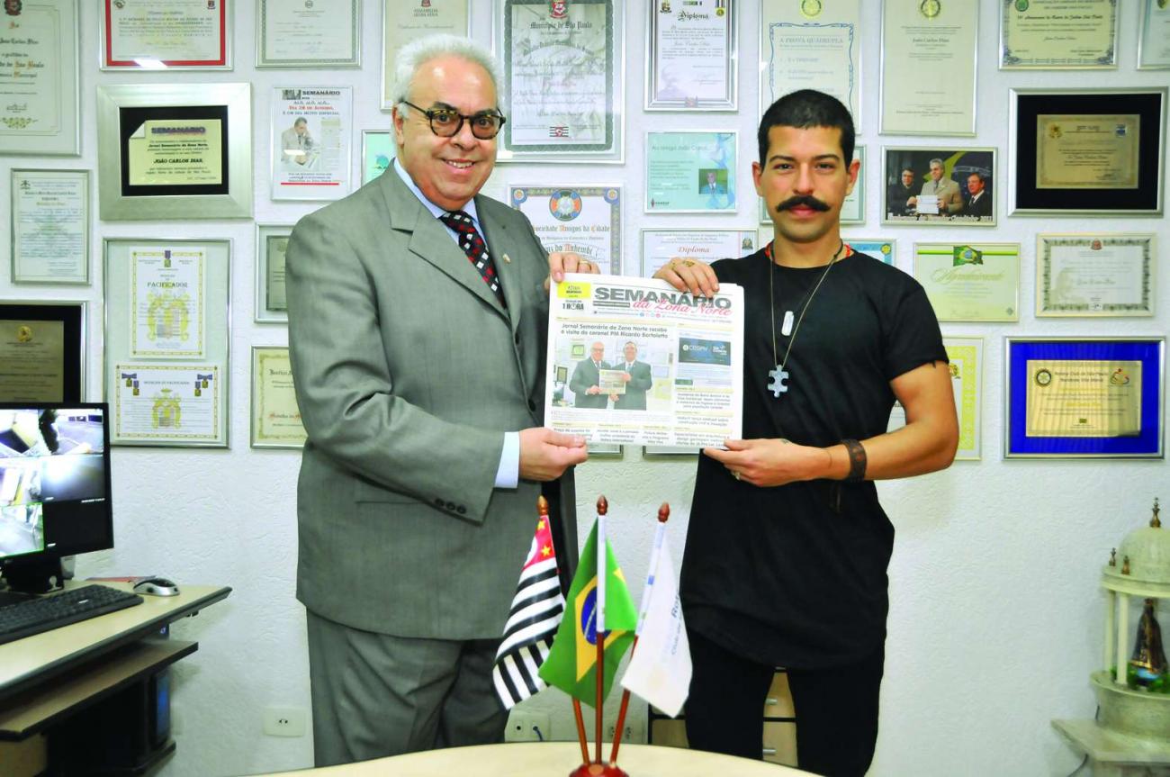 O artista plástico Gabriel Menezes Mena faz  visita ao Semanário da Zona Norte