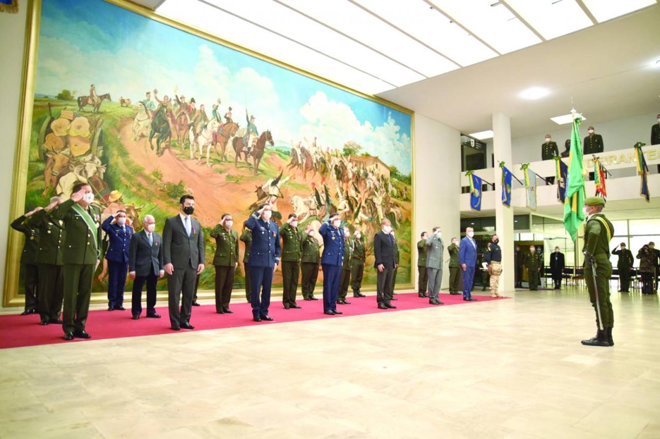 CMSE condecora personalidades com a Medalha do Pacificador