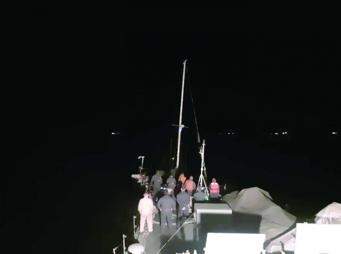 Comando do Oitavo Distrito Naval resgata embarcação veleira no Porto de Santos