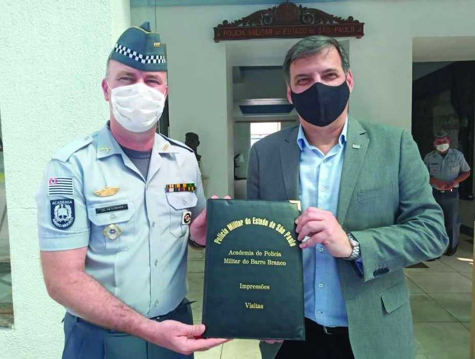 Eternos comandante-geral e subcomandante da Polícia Militar visitam a Academia do Barro Branco