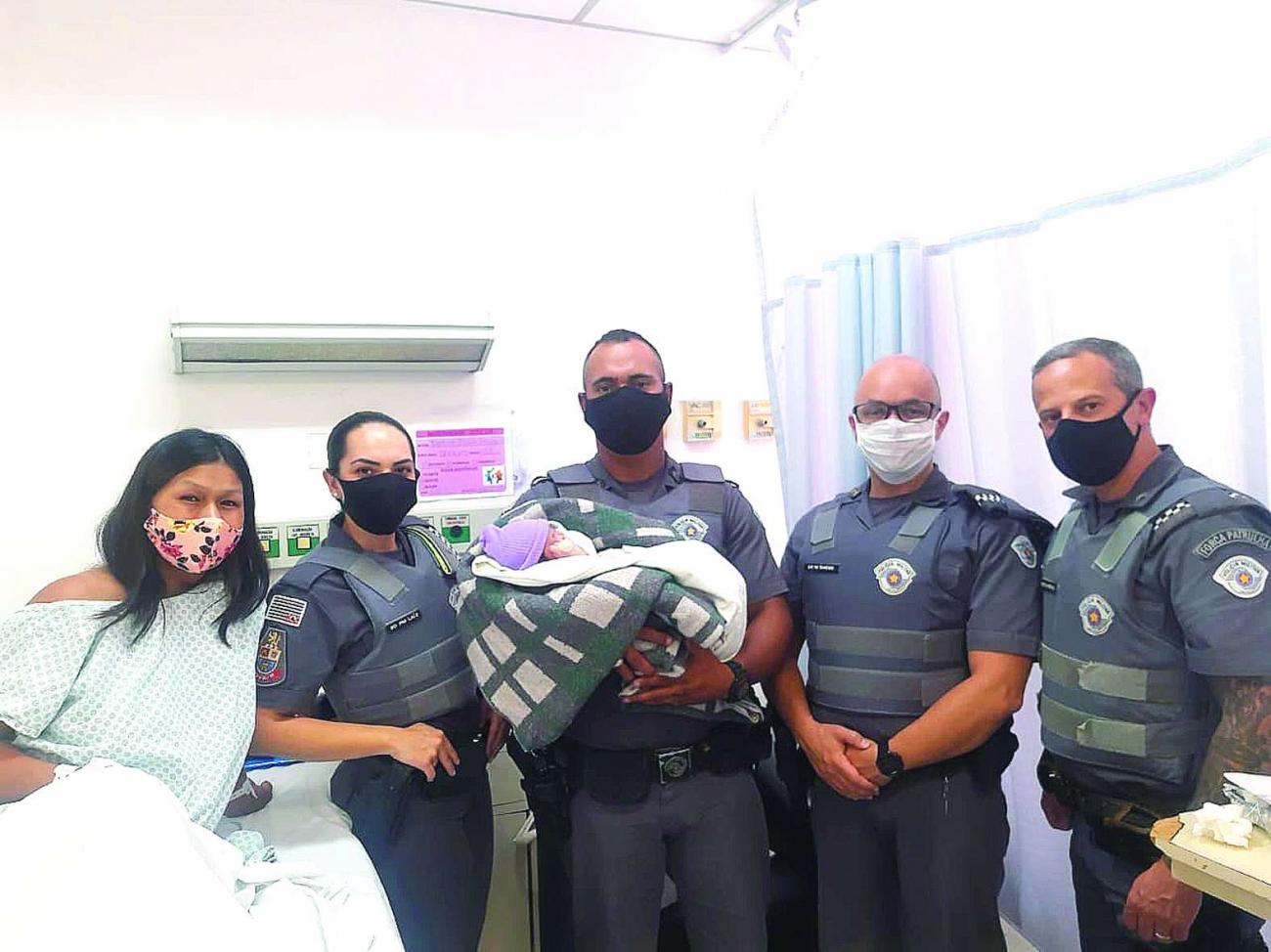 Policiais do 5º BPM salvam recém-nascido logo após o parto