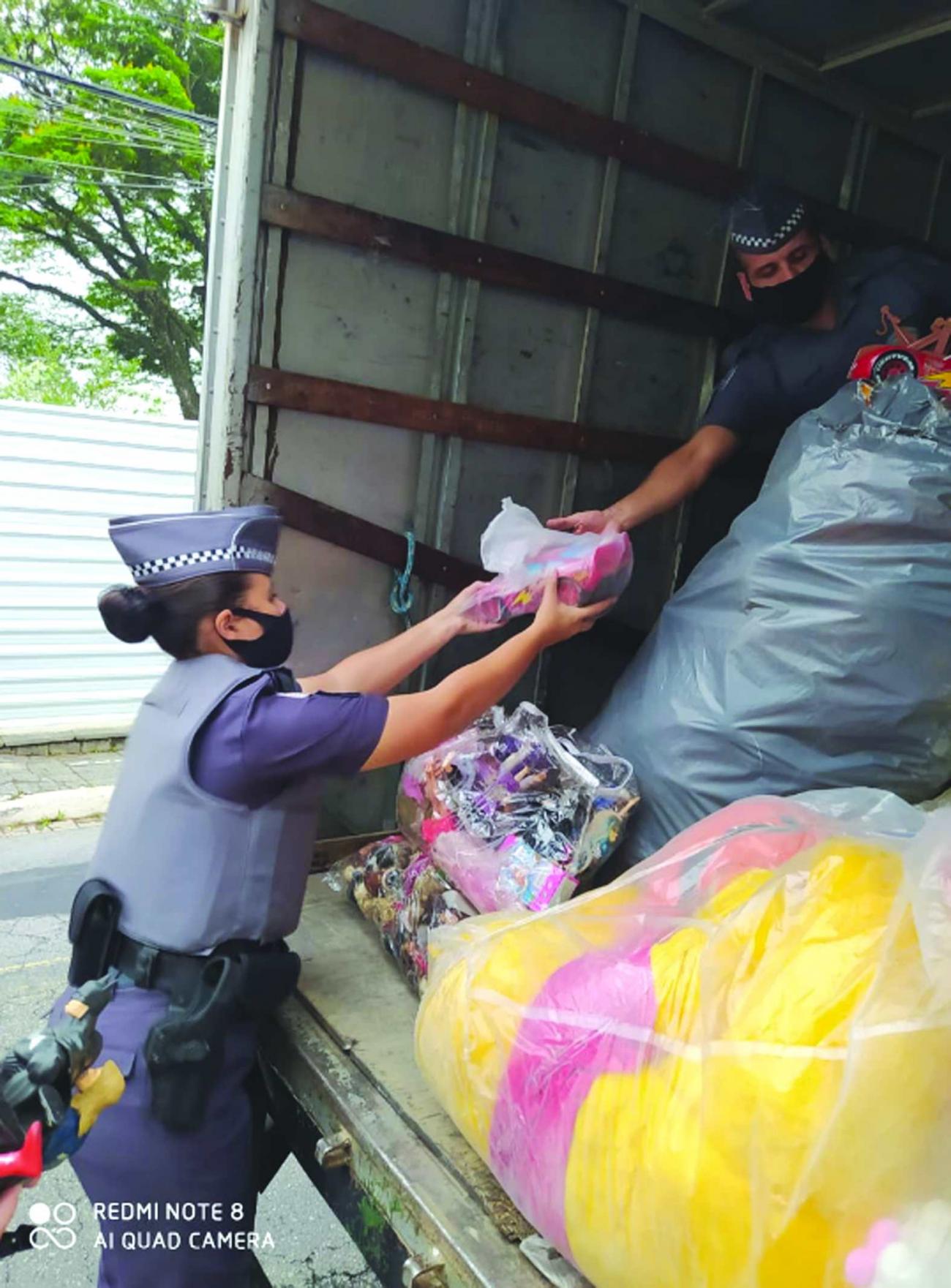 Academia do Barro Branco doa brinquedos  para ONG Projeto Mudar