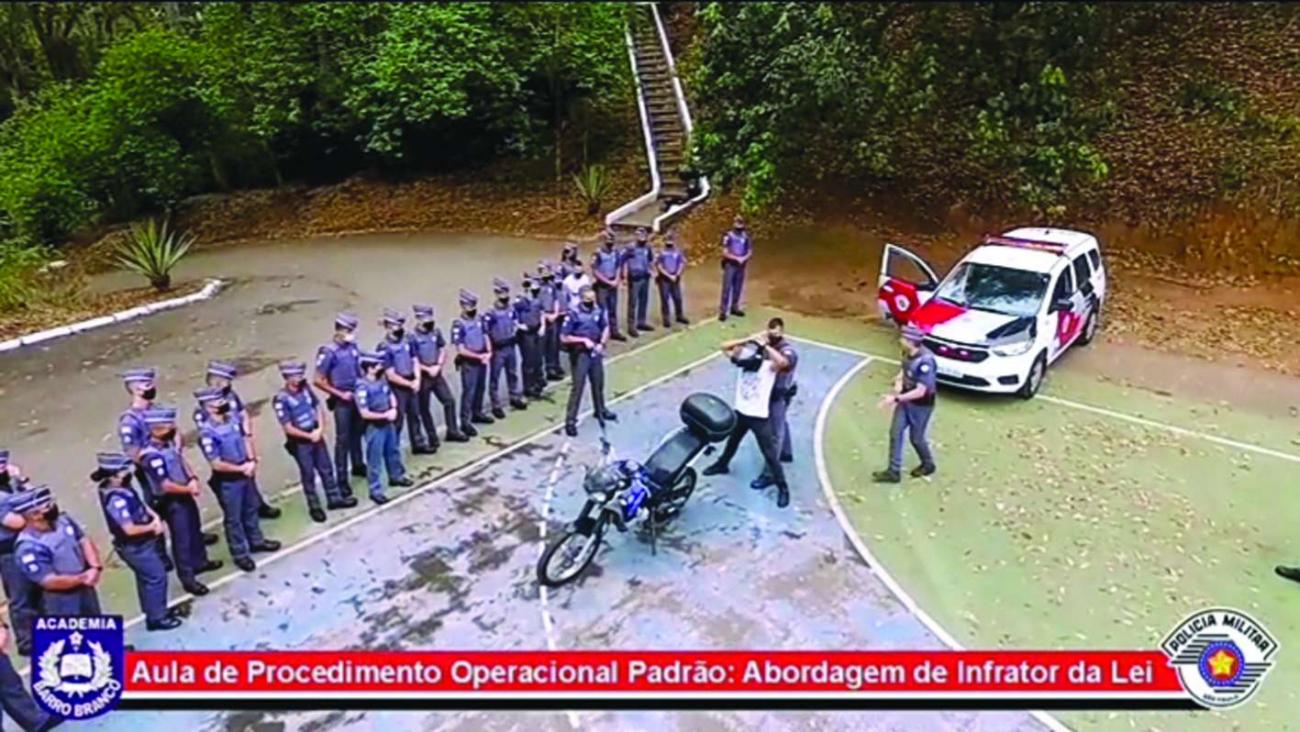 Cadetes da Academia do Barro Branco aprendem como transmitir competência para sua futura Tropa