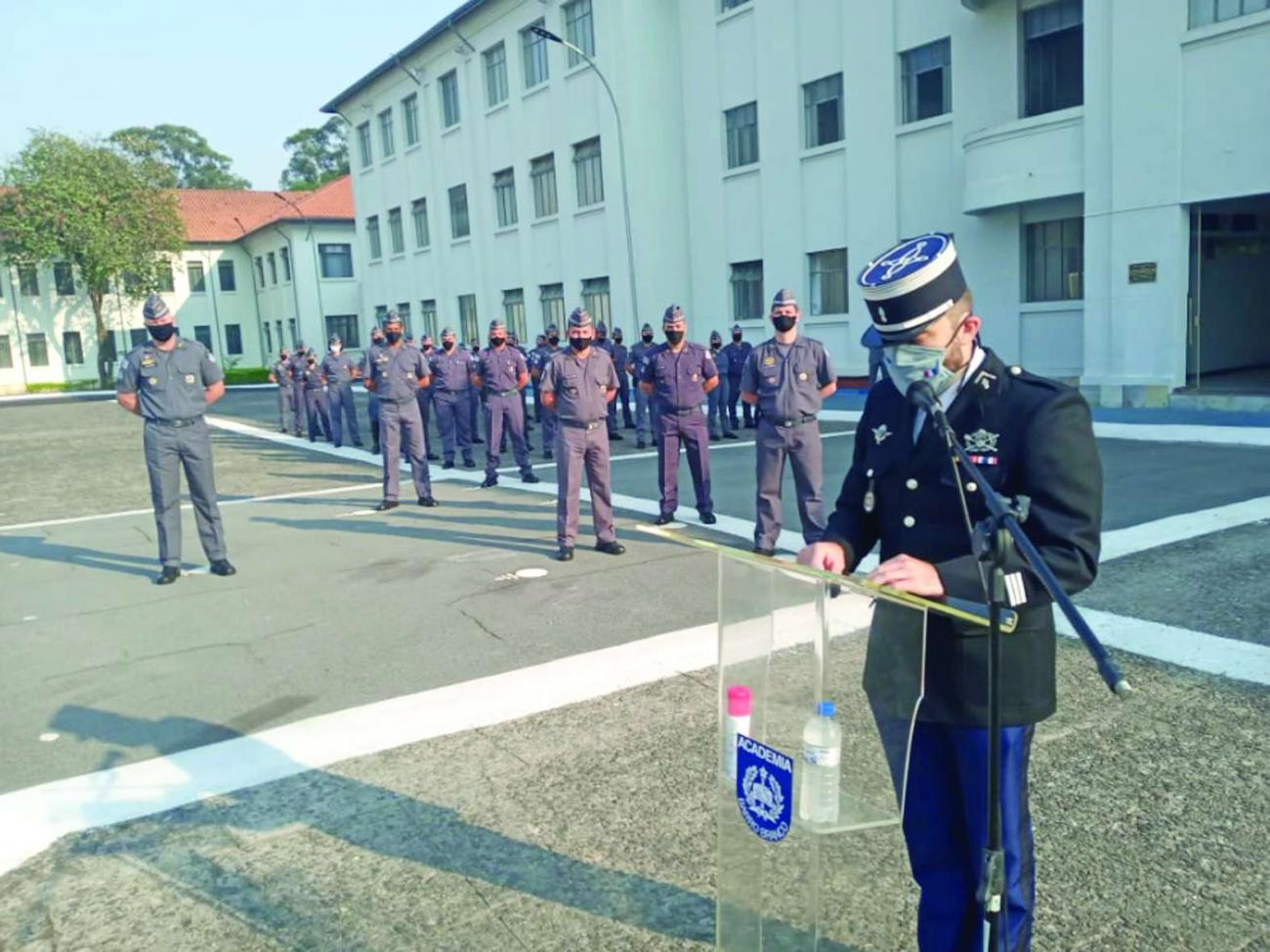 Comandante da Academia do Barro Branco recebe visita do capitão da Gendarmerie Francesa