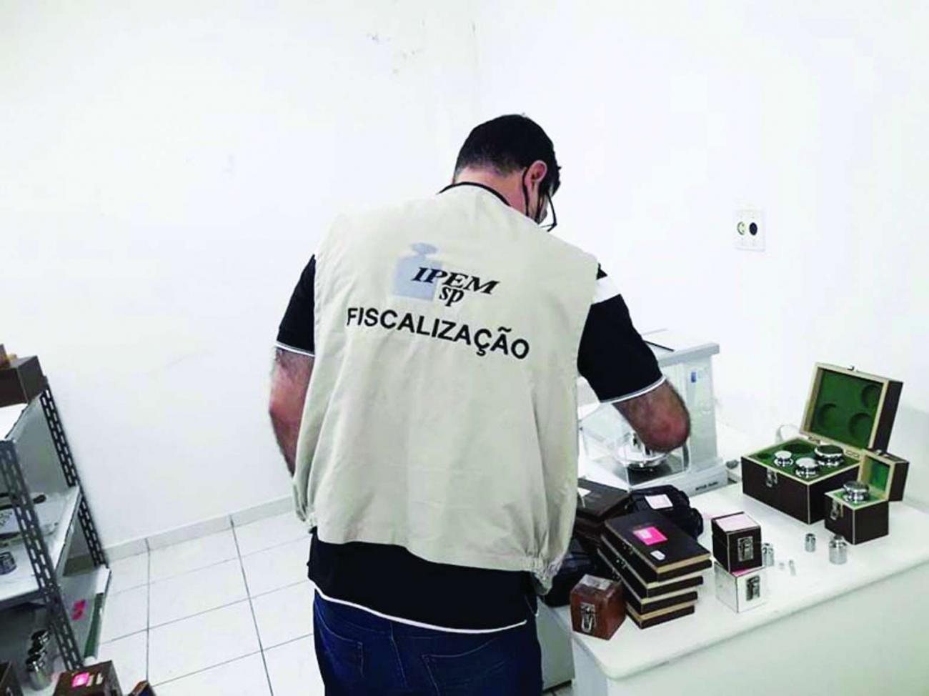 Ipem-SP verifica pesos padrão para indústria e oficinas de manutenção de balanças na Vila Guilherme