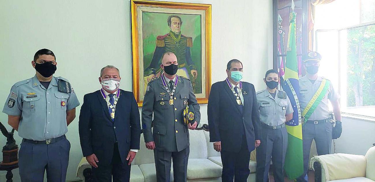 Comandante da APMBB recebe visita do delegado diretor do DHPP para palestrar aos alunos oficiais