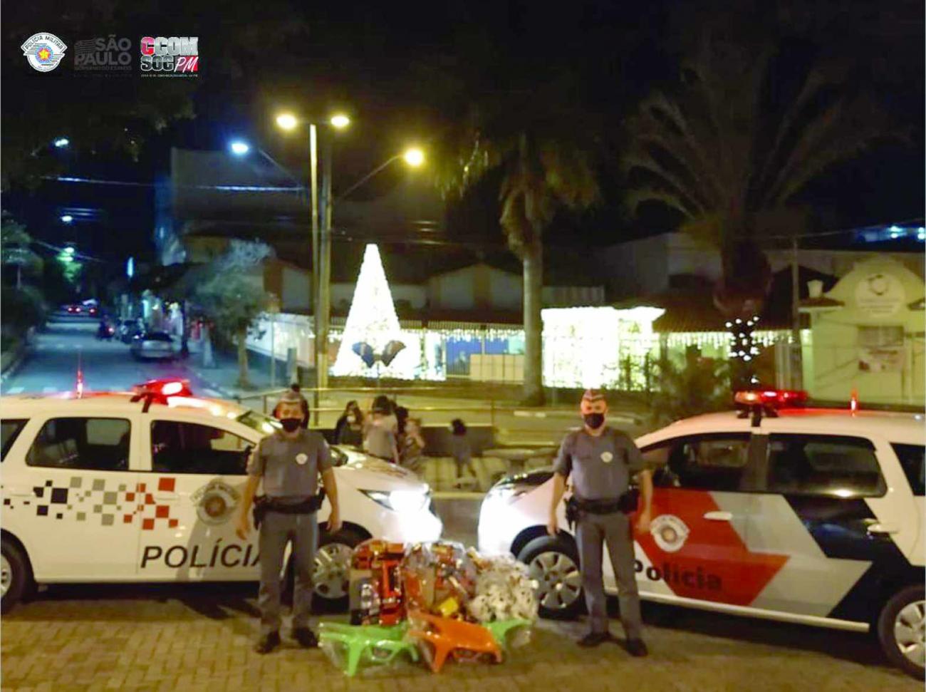 Policiais Militares entregam brinquedos para crianças de Mairinque