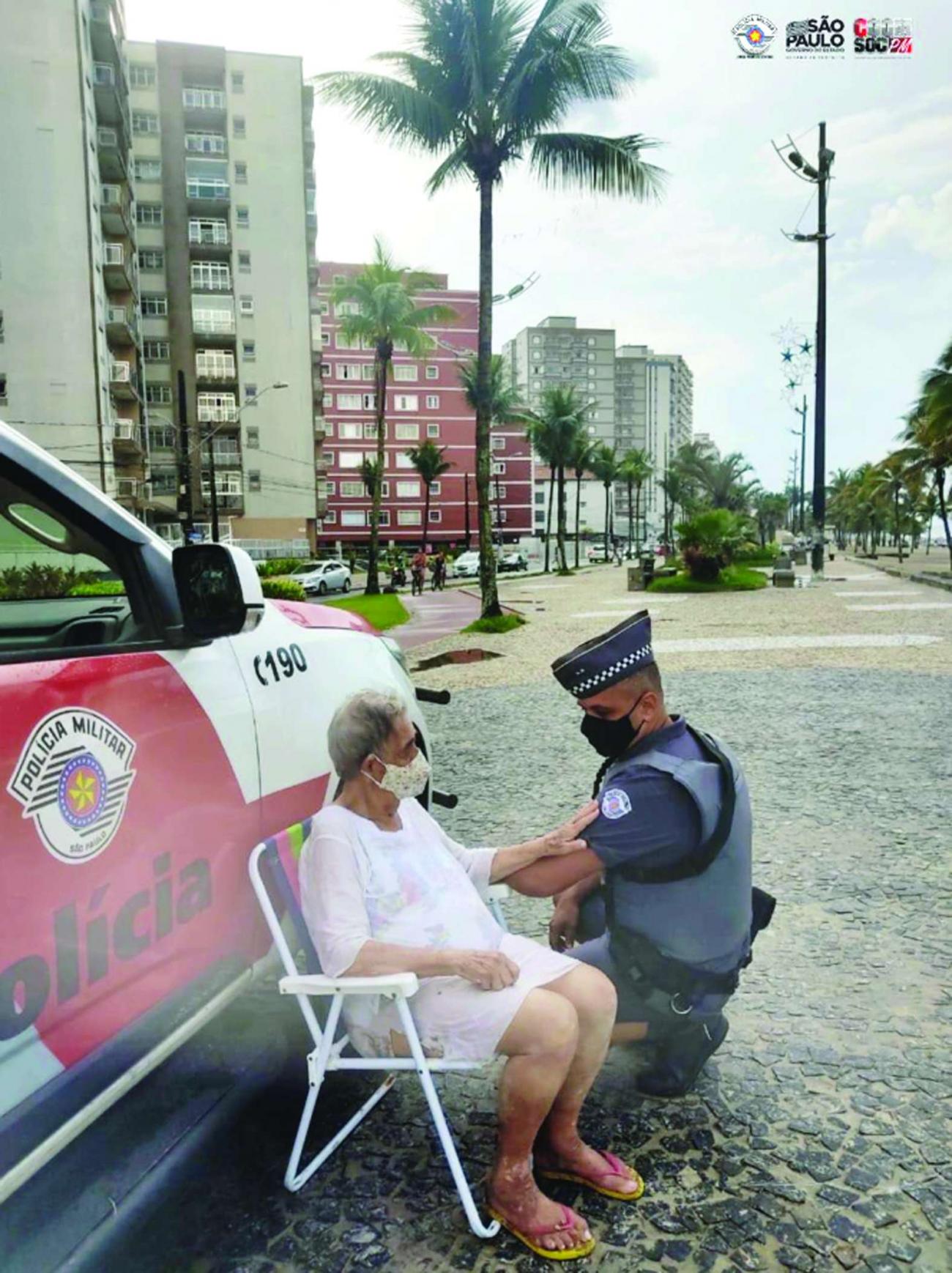 Policiais militares ajudam idosa no litoral paulista