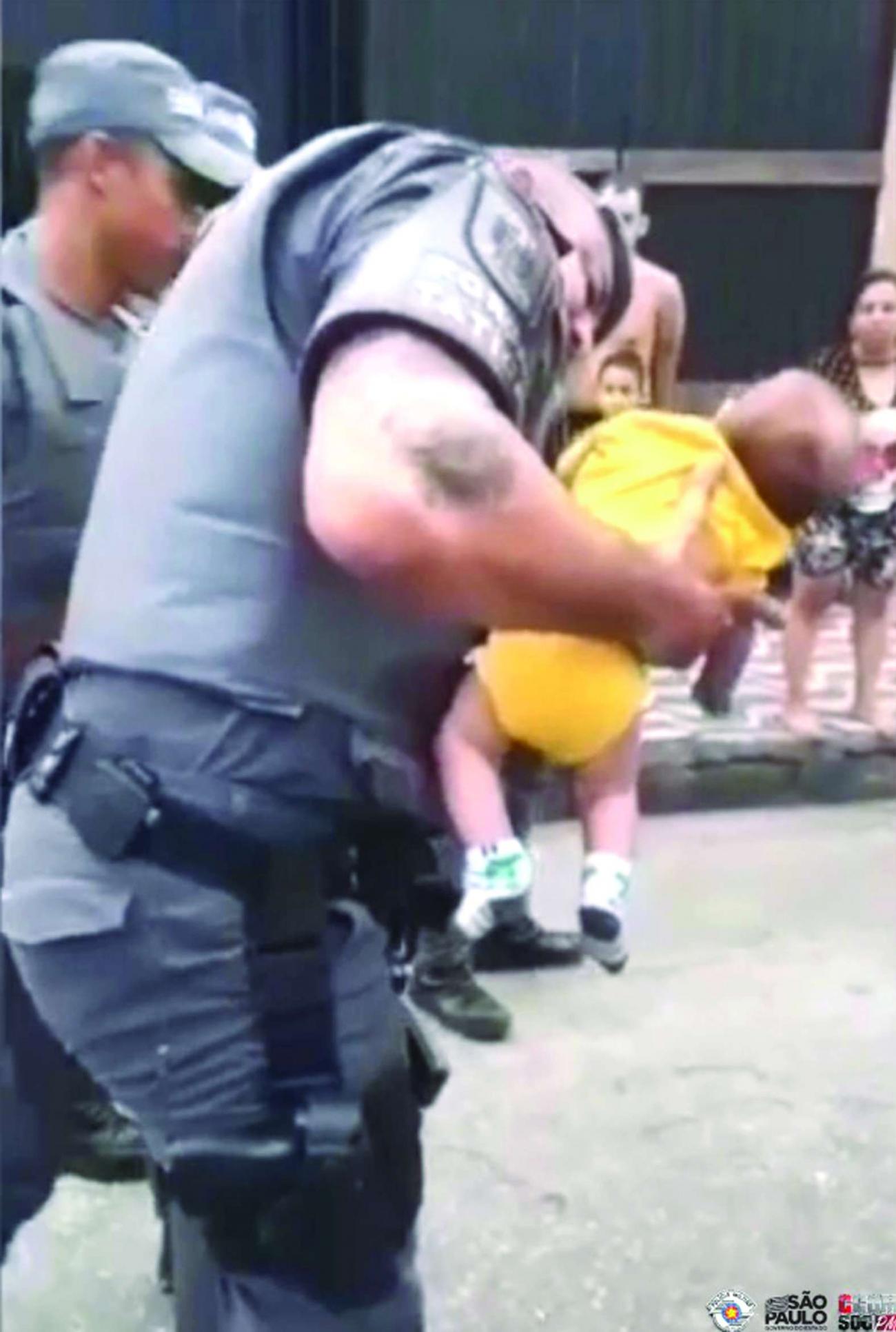 Policial militar salva bebê engasgado