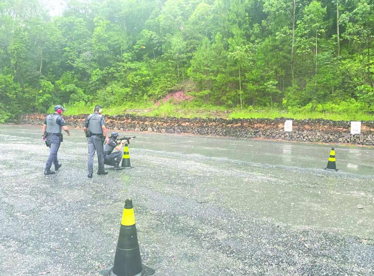 Grêmio de Tiro da Academia do Barro Branco realiza exercícios de progressão com disparos de arma de fogo