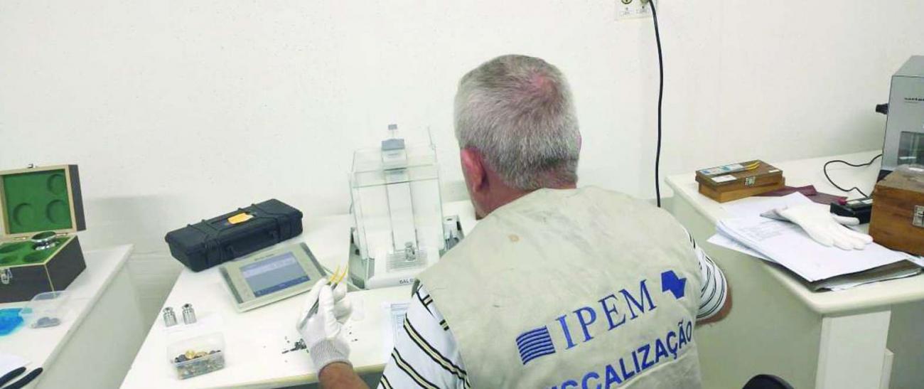 Ipem-SP verifica pesos padrão para indústria e oficinas de manutenção de balanças, na Vila Guilherme