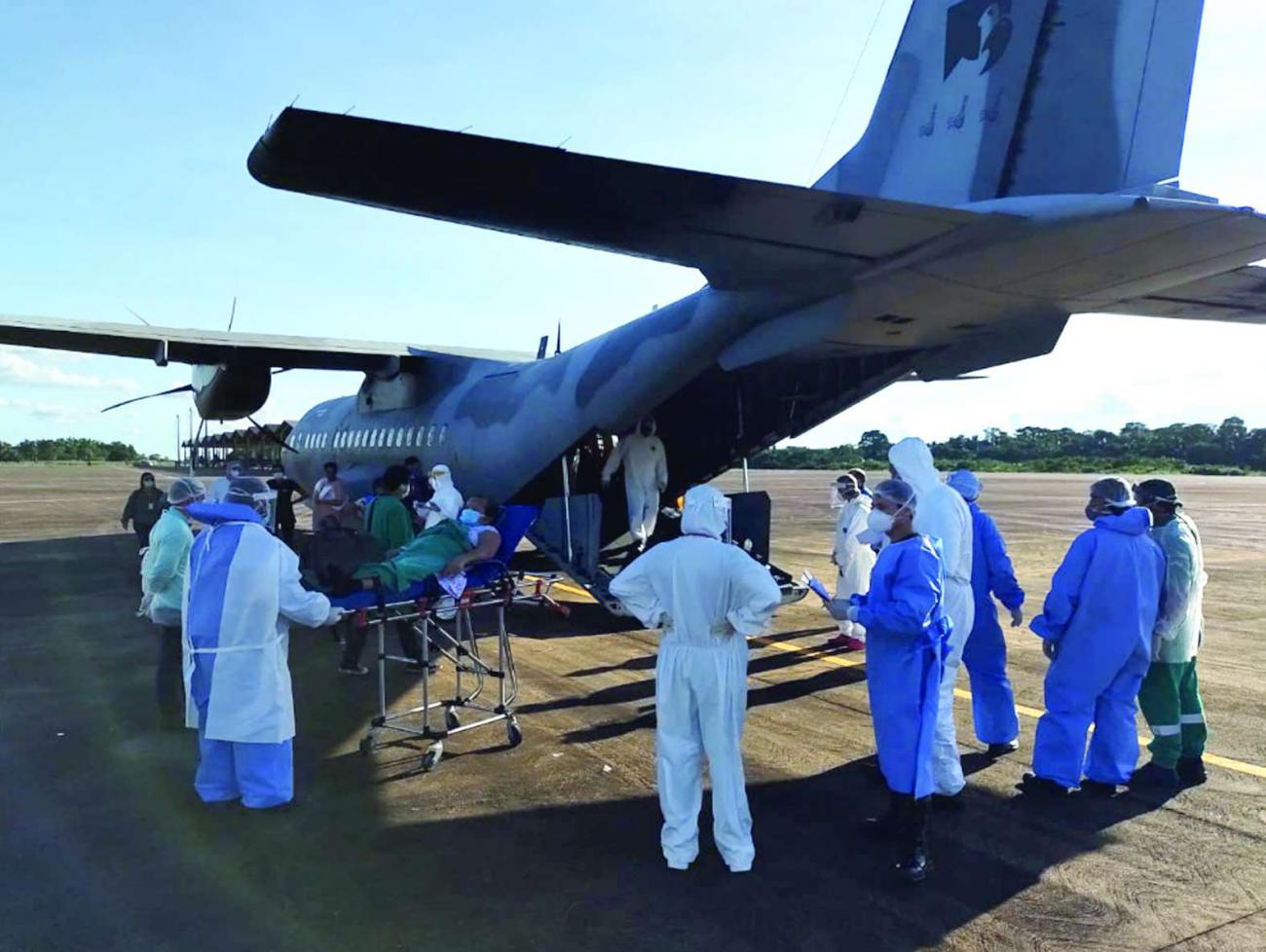 Militares da Marinha, do Exército e Aeronáutica ajudam a preservar vidas