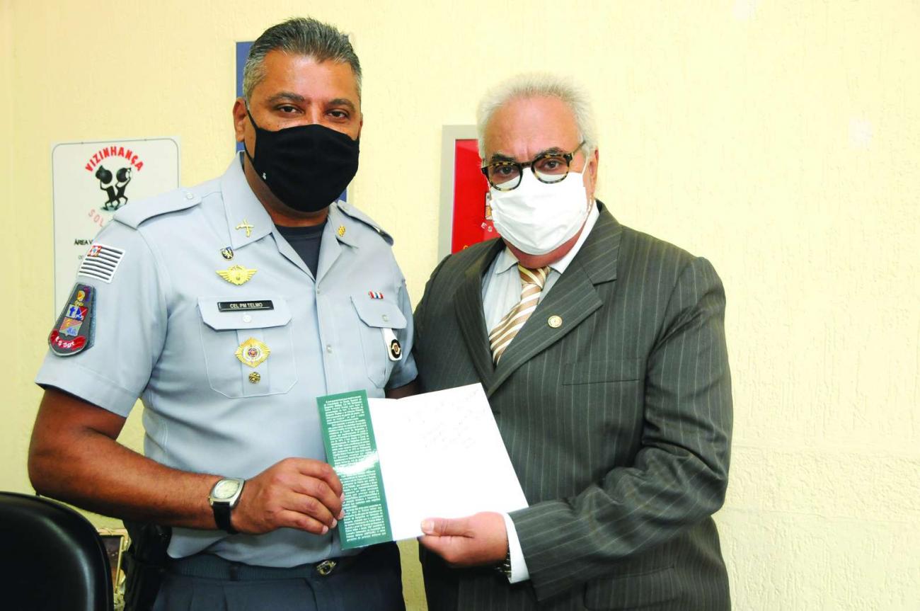 Comandante da Escola Superior de Sargentos lança livro que retrata a importância do Programa Vizinhança Solidária