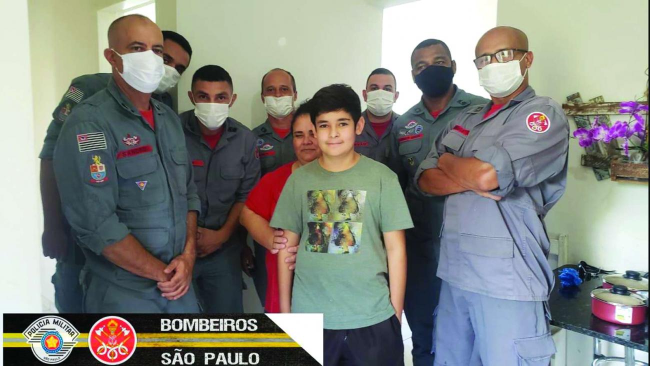 Corpo de Bombeiros doa fogão e alimentos para família em Marilia