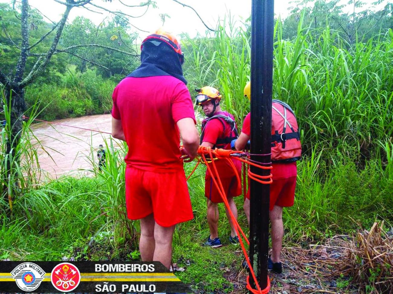 Policiais Militares do Corpo de Bombeiros realizam resgaste