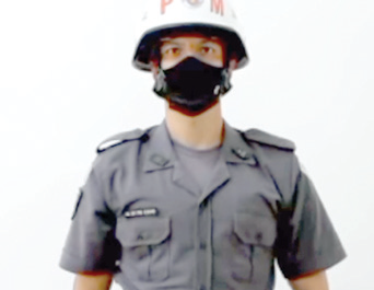 Simbólico armamento chamado mosquetão é uma extensão do próprio corpo do aluno oficial da Polícia Militar