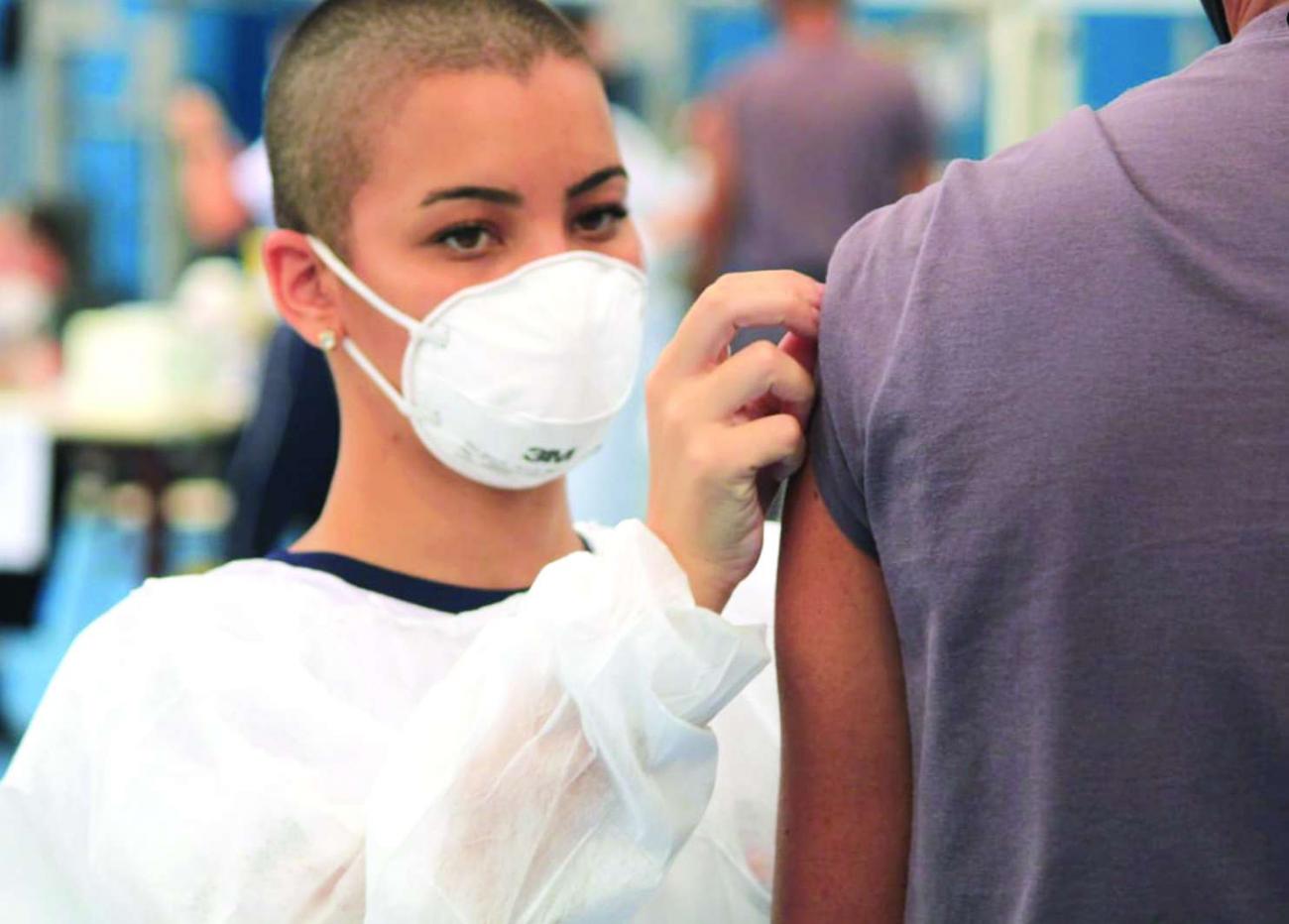 Aluna oficial PM da Academia do Barro Branco é a única cadete a aplicar vacinas na Campanha contra o Covid-19