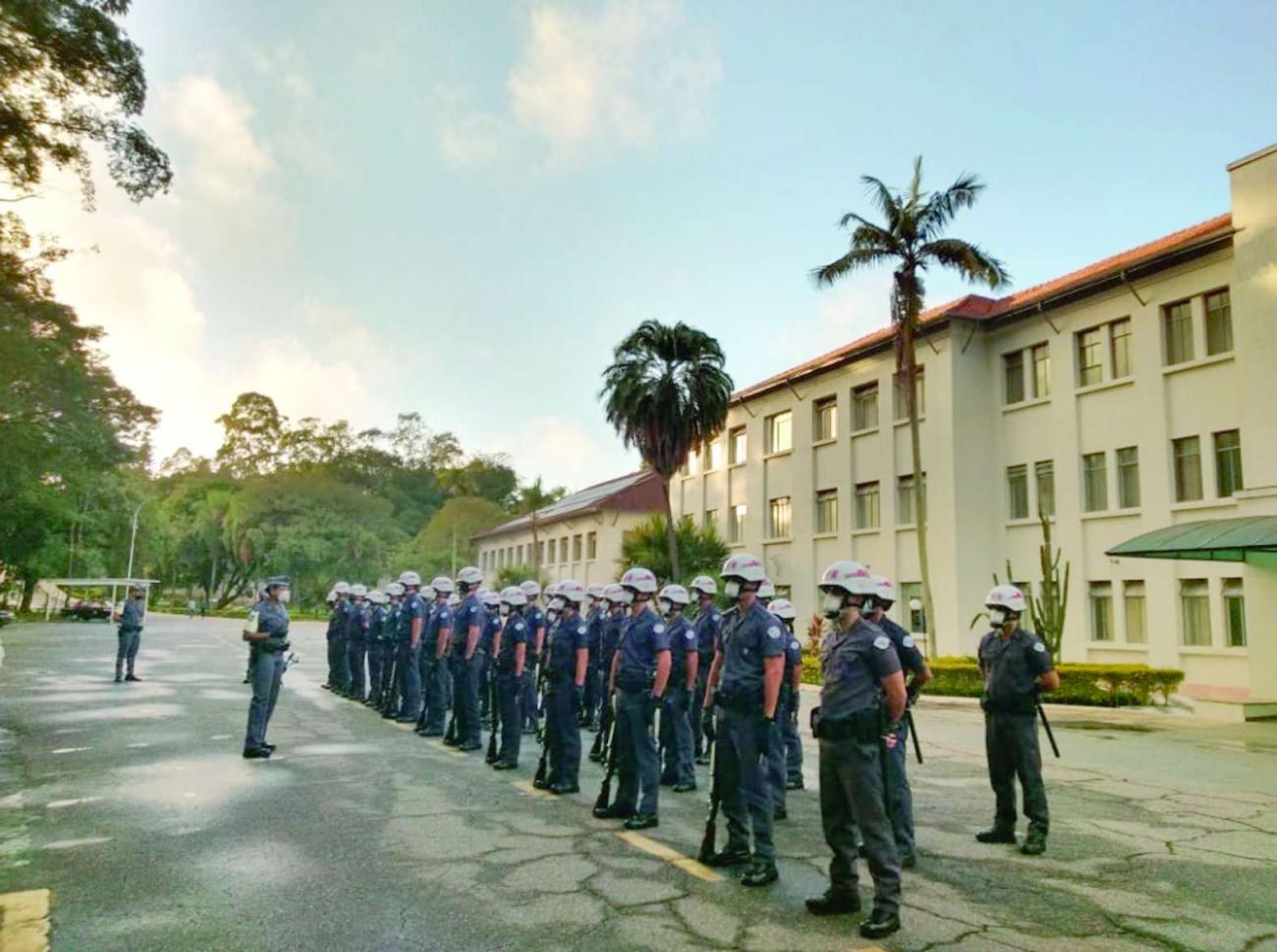 Cadetes da Academia do Barro Branco  aprendem a executar funções de seus futuros comandandos