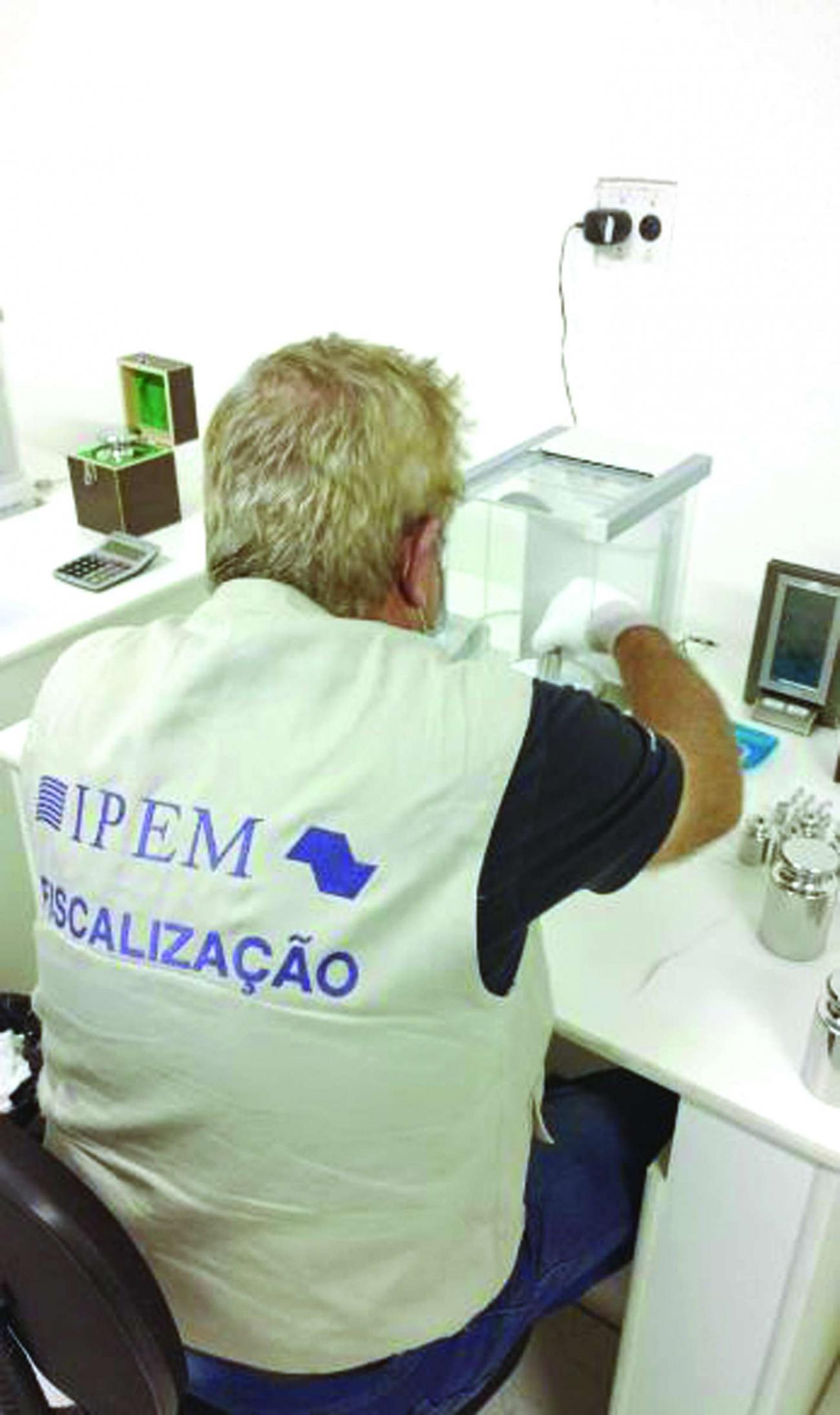 Ipem-SP verifica pesos padrão para indústria e oficinas de manutenção de balanças, na Zona Norte da Capital