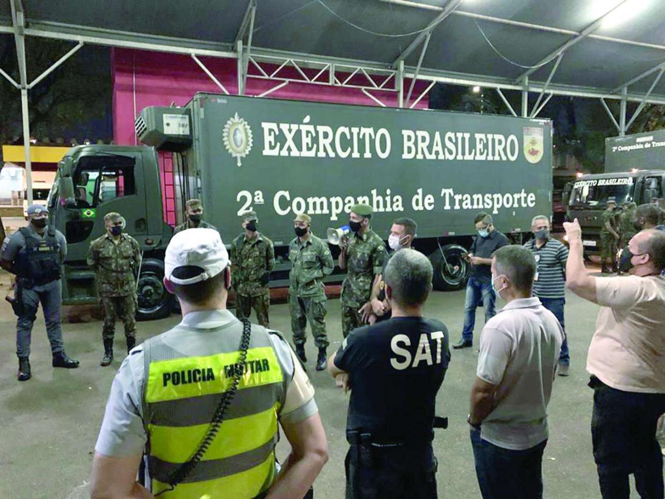 Militares do Comando Conjunto Sudeste transportam 60 toneladas de alimentos para o município de Potim