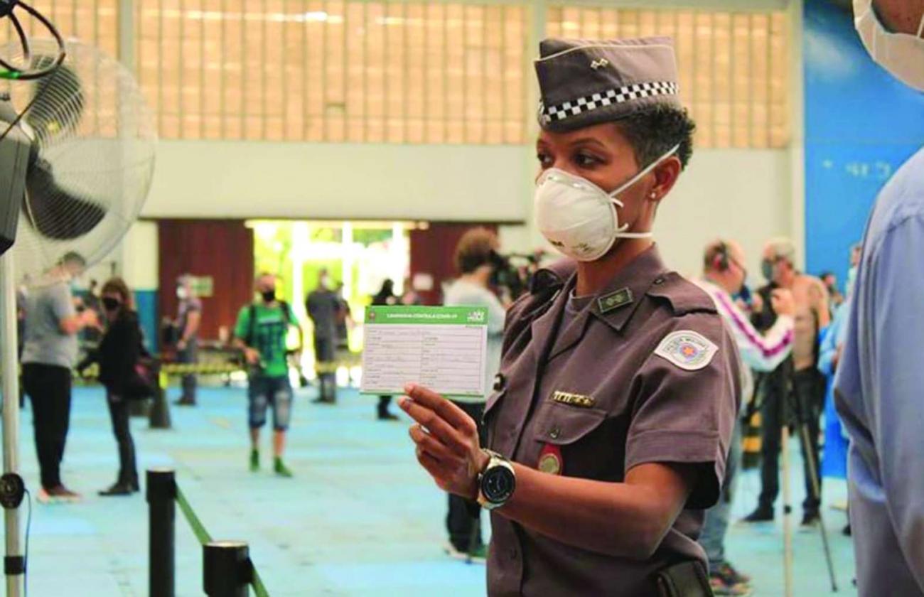 Primeiro representante da Polícia Militar de São Paulo a ser vacinada é uma mulher