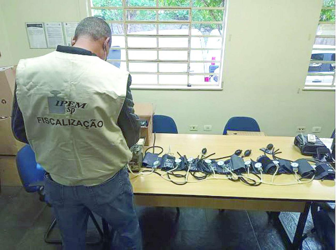 Ipem-SP verifica aparelhos de medir pressão arterial do Hospital Samaritano da Capital Paulista