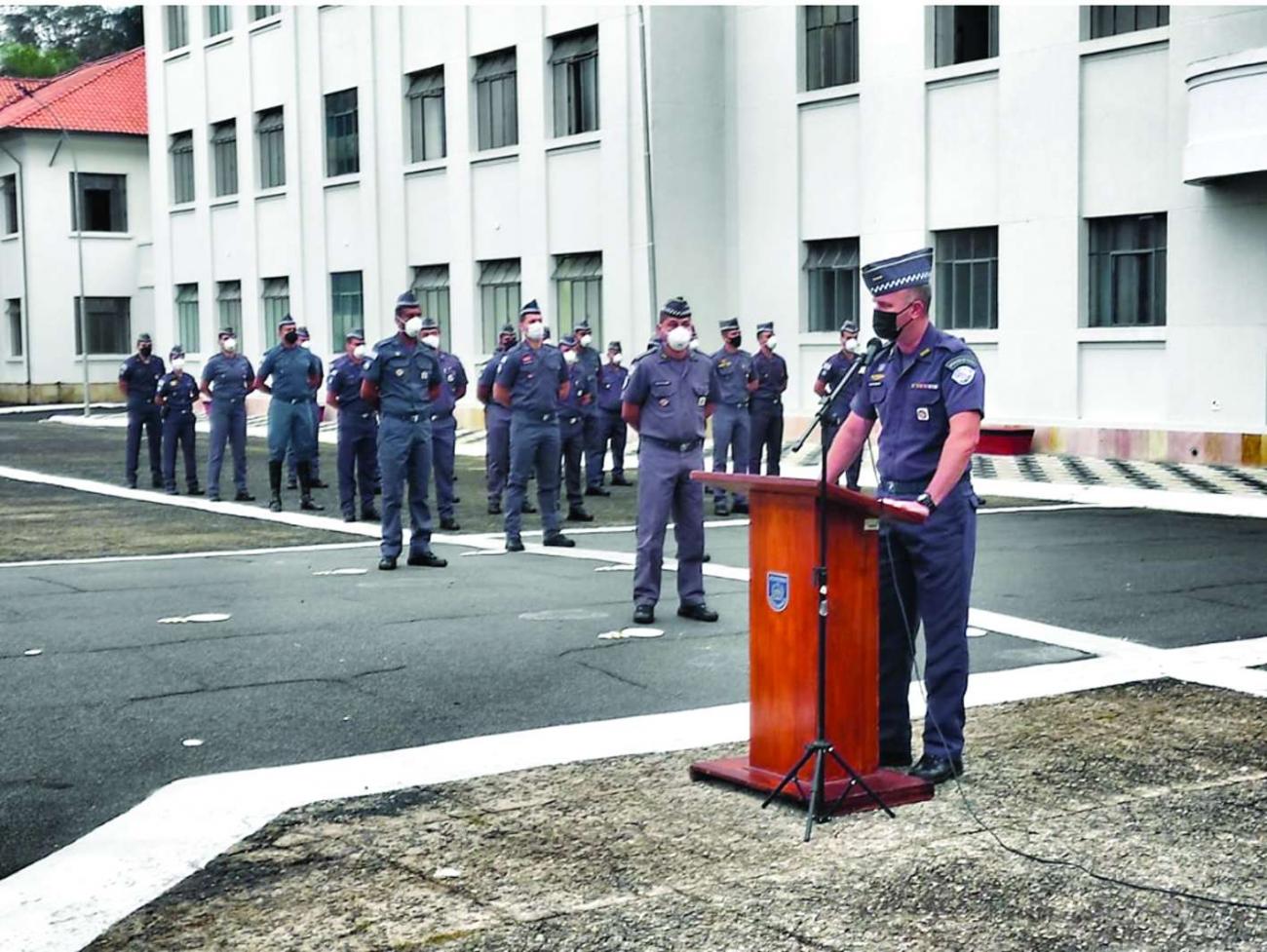 Academia de Polícia Militar do Barro Branco recebe a visita do jornalista Percival de Souza.
