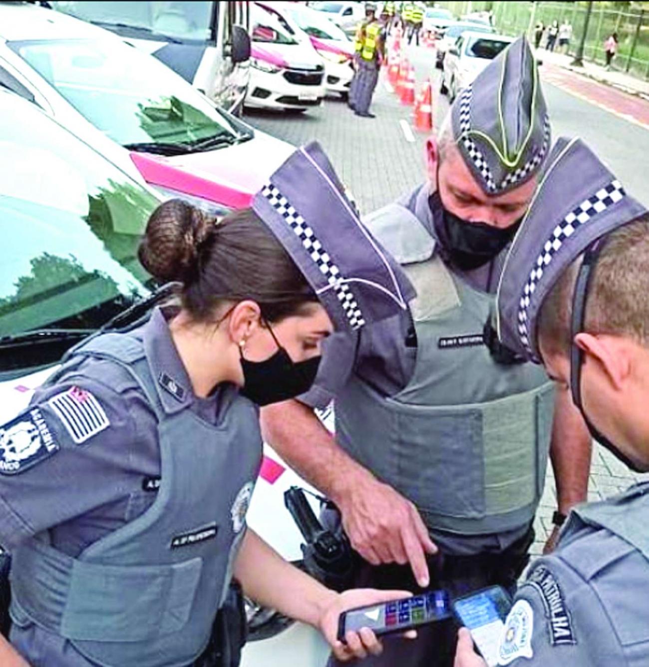 Alunos da Academia do Barro Branco aprendem o uso do “Detecta” durante Operação Batalhão Acadêmico
